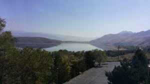 Pitstop på en local cafe med fin utsikt til Topaz Lake