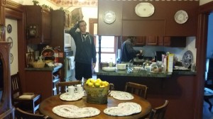 Frokostområdet med eieren i bakgrunnen 