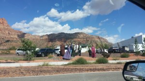 På vei til Grand Canyon (i Hildale, Utah). Dette er tilhengere av Fundamentalist Church of Jesus Christ of Latter-Day Saints. De kan aldri klippe håret, de må gå i pastell farger og målet for mannen er å være gift og få barn med så mange damer som mulig. tjohei!