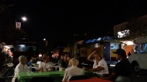 Ute og spiser blandt de lokale (det var folk på vår alder der:p)