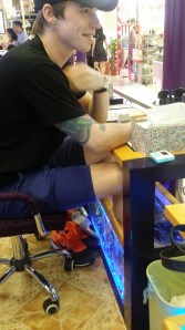 Fiskespa! Fisk som fjerner døde hudceller fra føttene. Det kiler!