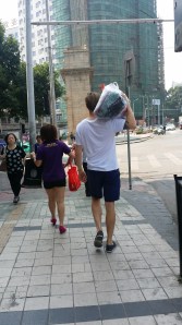 Erlend bærer klesvasken chinese-style