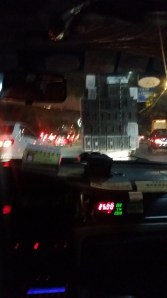 den saken foran taxien er en moped...