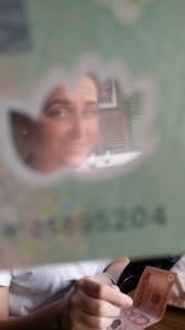 De har plastpenger med hull i - 1 000 000 dong er ca 300 norske.. 