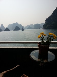 Bursdagsbarnet har fått blomster av kjæresten sin :)