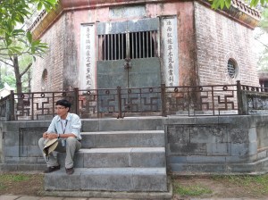 Dette er Vom - forklarer hvordan munkene har det. Dette er ved inngangen til monestary (munkekloster)