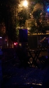 Det kommer ikke frem på bildet - men.. Det regner sååå sinnsykt at gatene ble fylt med fann. Vi hadde vann opp til knærene på vei hjem = gjennomvåte.. 