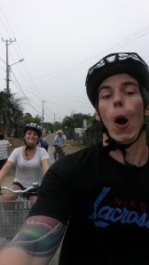 Ute på sykkeltur med Bom (reiselederen vår) i bakgrunnen. 