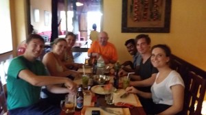 Gjengen som ble med på kokkekurs! Vi har nå lært å lage 4 retter, og resultatet ble veldig bra 