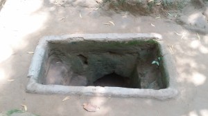 En av mange innganger til hulene. Merk at inngangene opprinnelig var mye mindre enn denne..