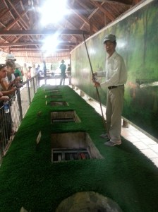 Vår eminente guide - Mr Vue - viser oss de forskjellige fellene som Viet Cong satte ut for å skade/drepe fiendene fra sør.