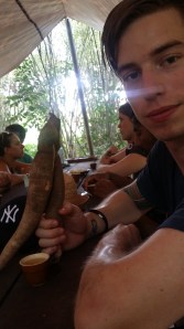 Tester maten som de lokale livnærte seg på under krigen - Tapioca