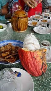 Her smaker vi på en lokal kakao frukt (det smaker ikke sjokolade :p)