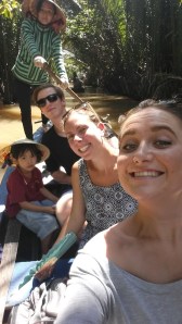 Ute og fater på en elvebåt i Mekong Delta