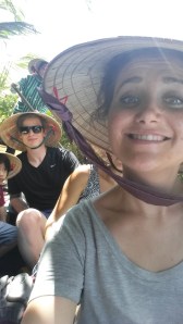 Ute og fater på en elvebåt i Mekong Delta
