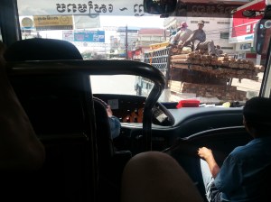 På vei fra Saigon til Phnom Penh. Det er ikke alle som tar trafikksikkerhet like alvorlig.. 