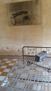 Inne i en av cellene. Bildet på veggen viser den innsatte død på sengen