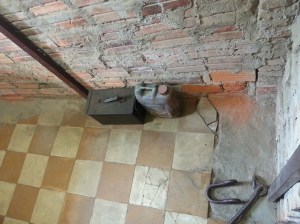 Til høyre for nummer 1, til venstre for nummer 2. Bommer du er tungen det eneste du har til rådighet for å vaske opp...