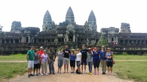 Hele gjengen (nå med Caroline) foran Angkor Wat