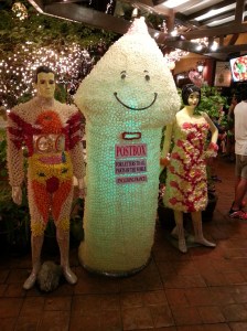 Absolutt all dekorasjon er laget av kondomer