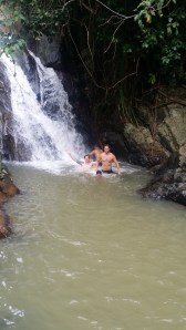 Bading i bunnen av fossen