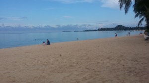 Spasertur langs stranden på Koh Samui