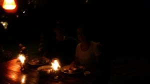 Romantisk middag på terrassen utenfor hotellet