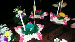 Kransene med lys og røkelse som vi satte på vannet - vi måtte ønske oss noe - og valget var enkelt: jobb ;)