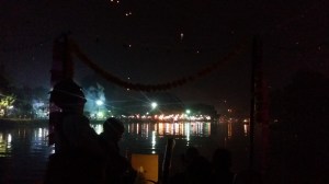 På båttur langs elven i Chiang Mai for å se på festivalen. (Legg merke til alle lysene på himmelen - dette er lanterner, og det er langt flere en mobilkameraet vårt fanger opp )