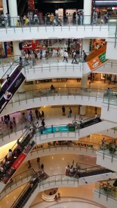 Dette er 1 av 4 deler av et kjøpesenter.. Vi skulle bare ha noen hvite t-skjorter! Dro på kinoen i 7 etasje :)