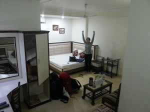 Hurra! Endelig fremme i Delhi klokken midt på natten.. 