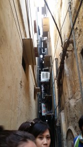 Trange gater! De har malt religiøse bilder på veggene.. Hvorfor? Fordi hvis ikke så tisser folk på veggene.. 