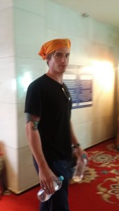 Alle måtte ha på seg skaut i Sikh tempelet! Alt kler den smukke.. 