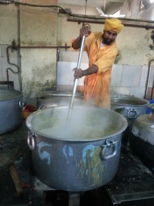 Her lager de 5000 brød i timen. Alle som trenger det kan komme å få et gratis måltid - køene er laaange! (Dette er også i Sikh tempelet)