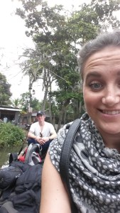 På vei til "home stay" i den lokale taxien - kano. 