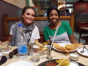 Ameena og Caroline nyter et herlig Sør Indisk måltid 
