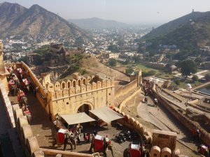 Amber Fort - i bakgrunnen ser man verdens tredje lengste mur