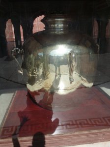 Dette var siste stoppested, og hodet var fult - så husker ikke hva det het. Men, de fraktet iallefall vann  i denne (ettersom kongen ikke kunne drikke noe annet enn vannet som kom fra en eller annen elv)