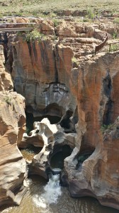 Her er vi rett ved en av Sør-Afrikas største gullgruver. Nå mest kjent for landskapet som har blitt formet av vannet som renner gjennom området